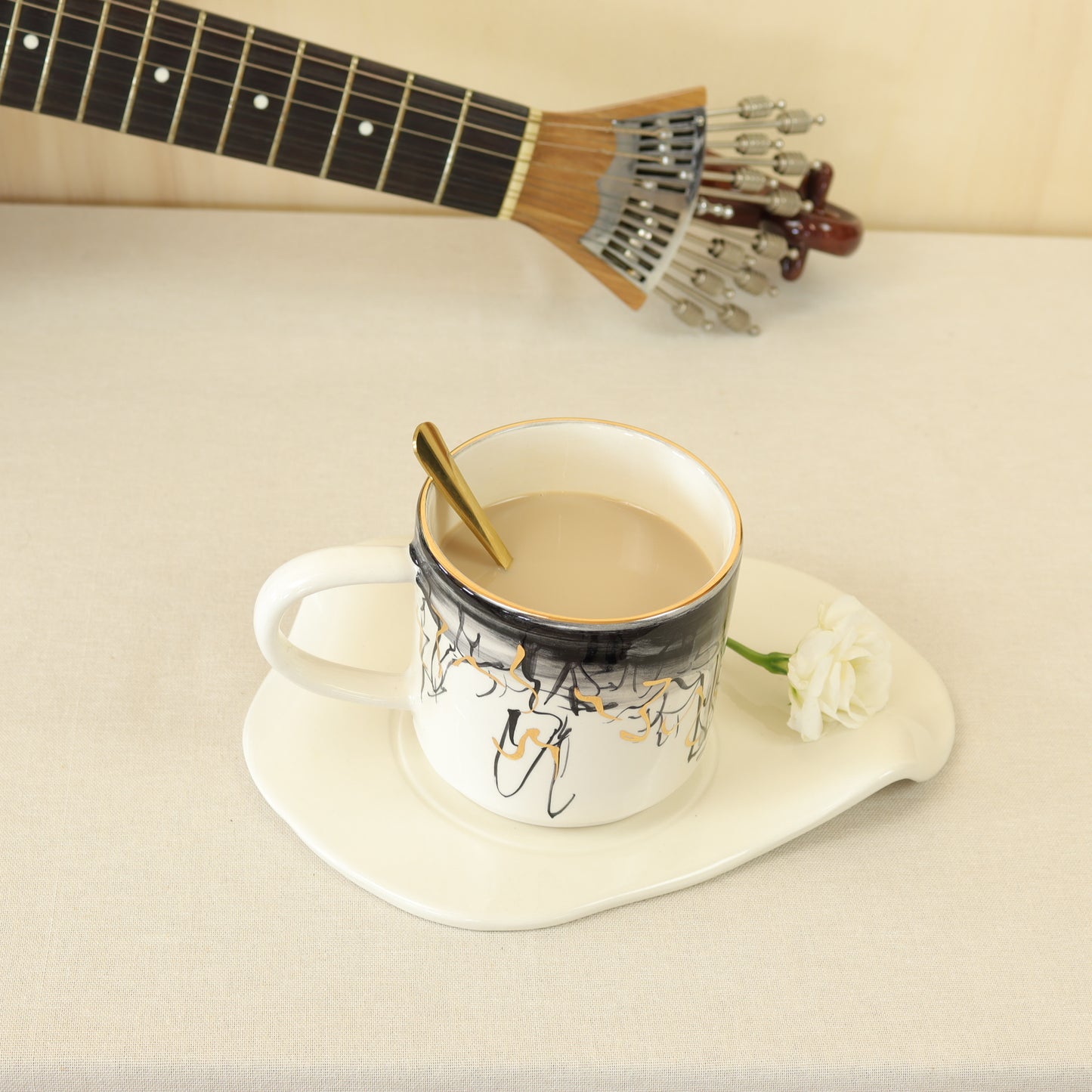 Taza abstracta negra 560
