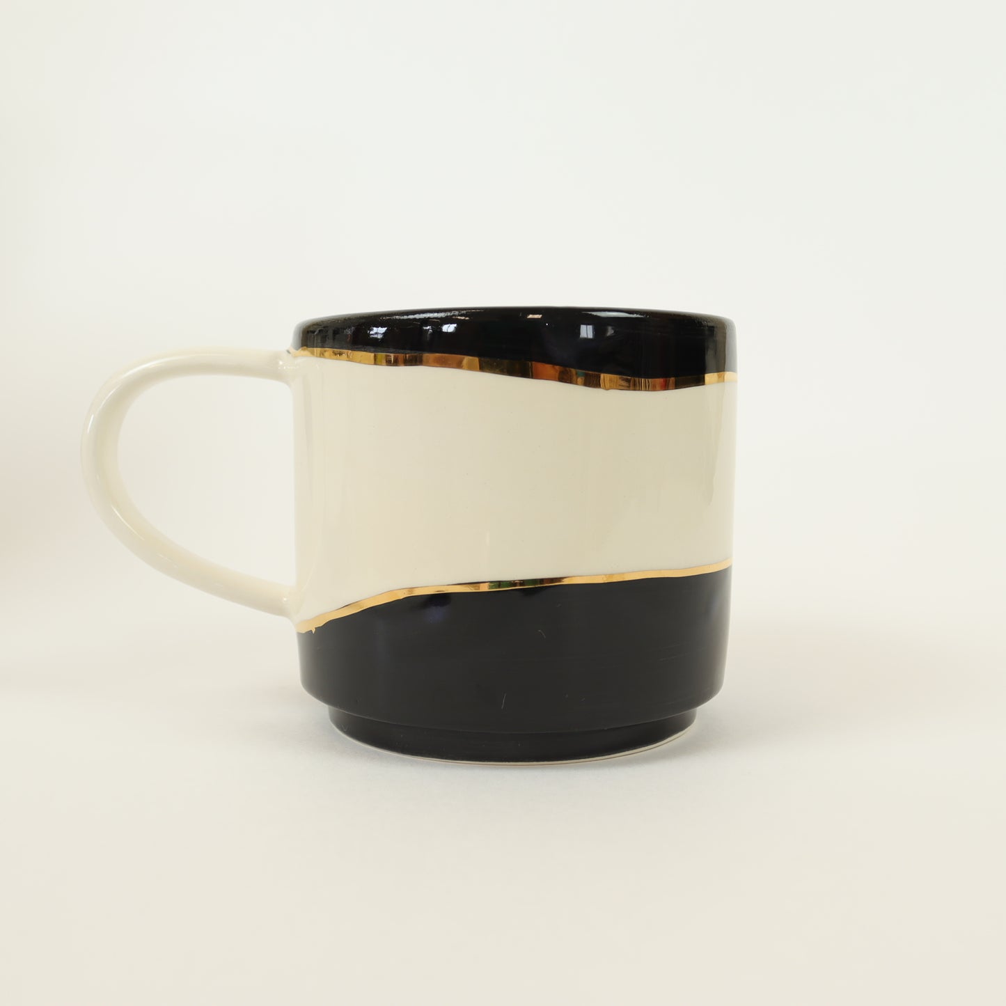 Taza abstracta negra 545