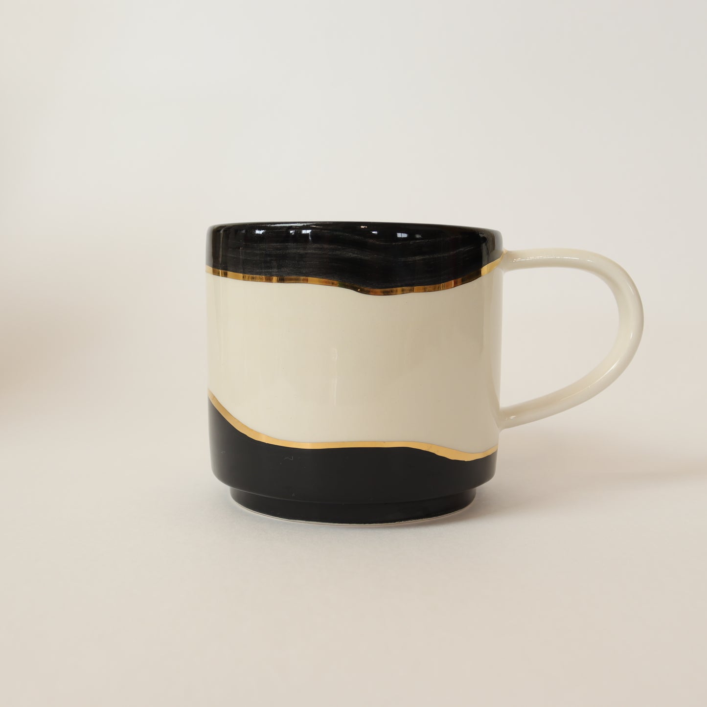 Taza abstracta negra 545