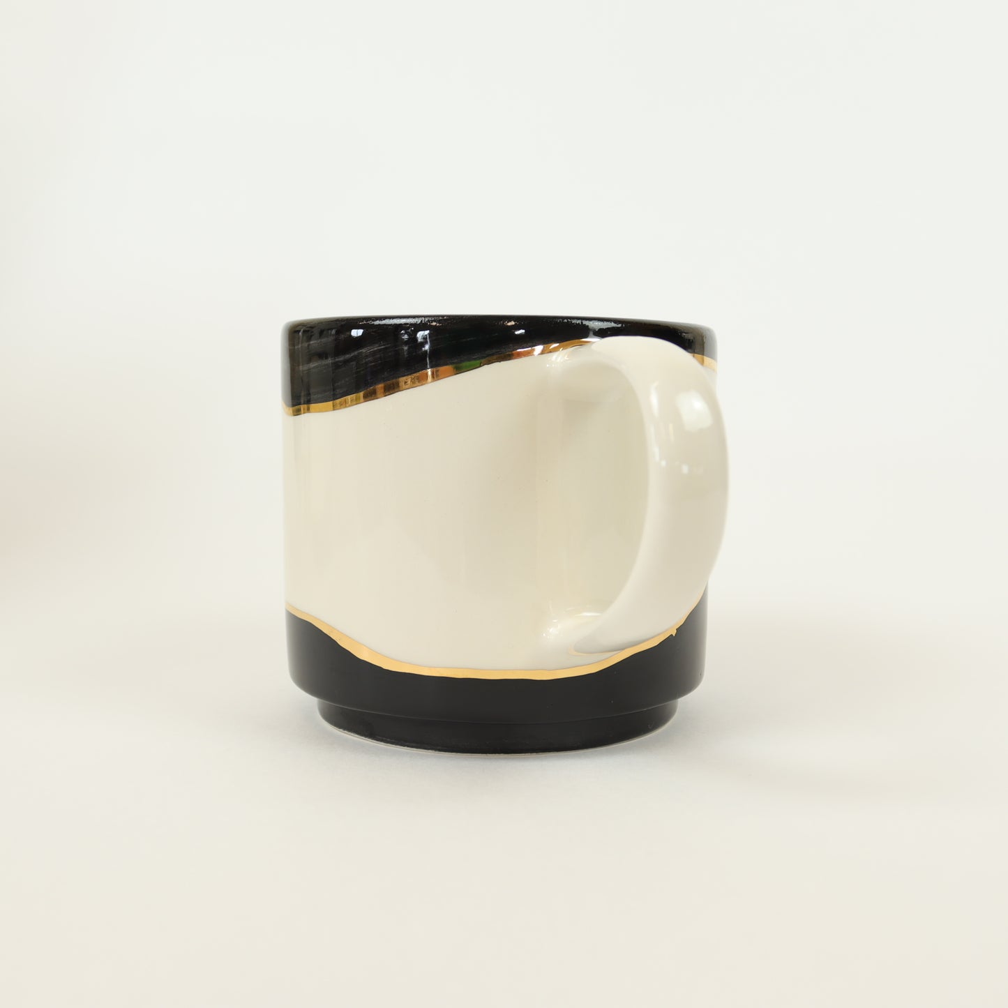 Taza abstracta negra 545