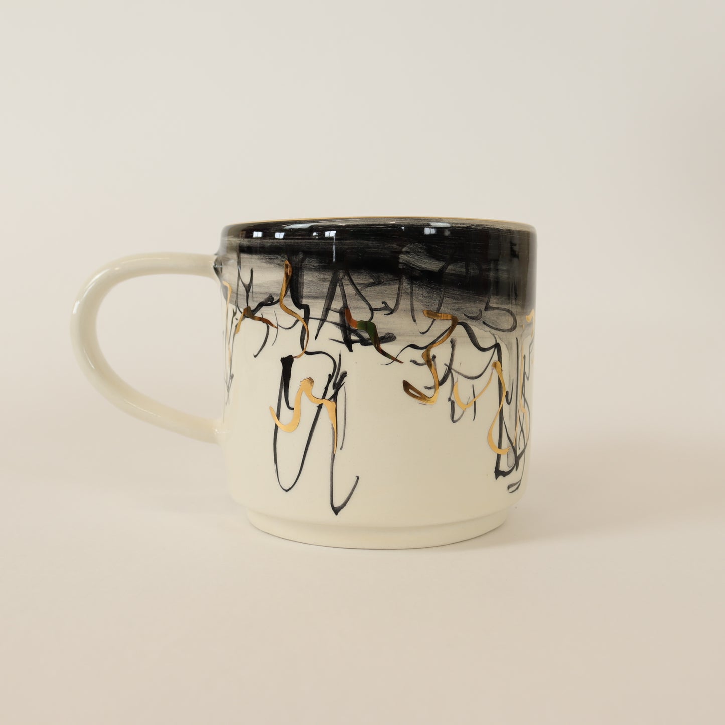 Taza abstracta negra 560