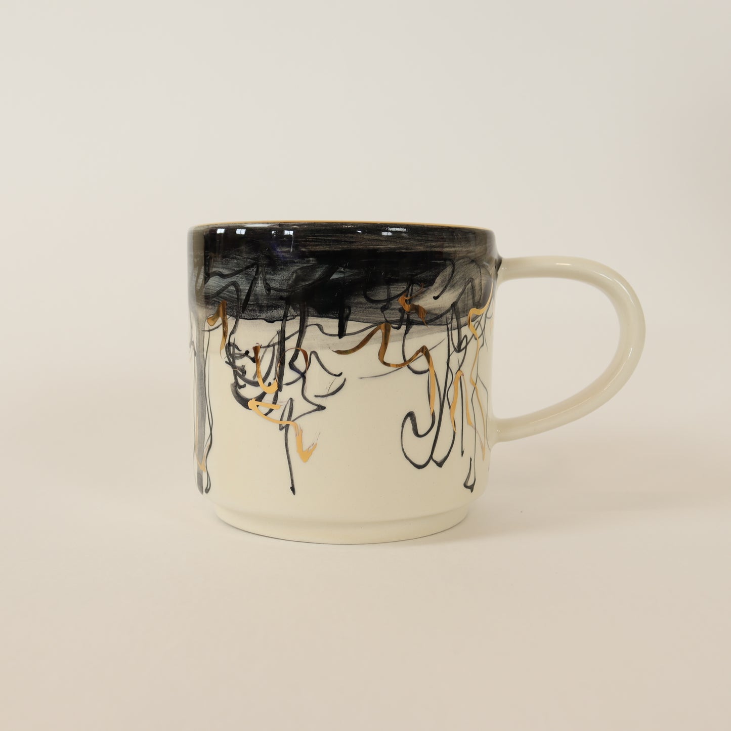 Taza abstracta negra 560